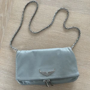 Zadig Voltaire väska - Rock clutch från Zadig Voltaire i grå/blå. Kommer ej till användning🌸 dustbag och äkthetsbevis tillkommer