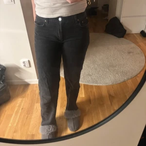 Perfect Jeans från Gina - Väldigt bra skick, jag själv har klippt slit på den där nere.