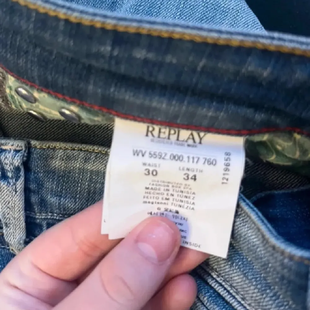 Svin snygga raka replay jeans, W30 L34 passar S, de är straight och lågmidjade💕 Prislapp finns kvar men inte orginalgörpackning Priset går diskutera Midjemått 38cm rakt över Innerbensmått 81cm. Farkut & Housut.
