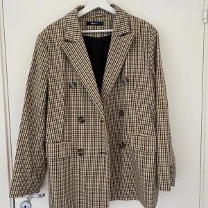 Gul rutig kavaj  - Snygg rutig kavaj från Gina Tricot i svart och gult . Kavajen har en dubbelknäppt design med knappar framtill och långa ärmar. 💛💛