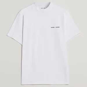 Vit t-shirt från Samsøe Samsøe - Snygg och stilren vit t-shirt från Samsøe Samsøe med diskret logga på bröstet. Perfekt för en minimalistisk look. Tillverkad i mjukt material för extra komfort.