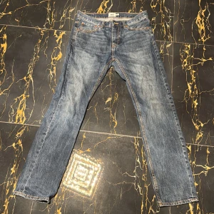 Blå jeansbyxor - Säljer två  par klassiska blå jeansbyxor med en straight passform. De har en traditionell femficksdesign och är tillverkade i slitstarkt denim. Perfekta för en avslappnad stil. De två första bilderna är ett par från lager 157 (strl 31/32)  och de två andra bilderna är på ett ljusare par från Jack and Jones (strl 30/32) 