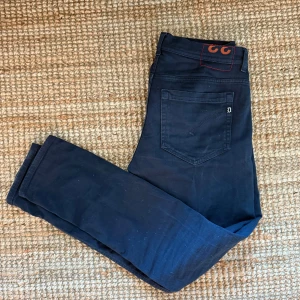 DONDUP JEANS - Snygga mörkblå jeans i topp skick från Dondup, tillverkade i Italien. Modellen är George och är skinny fit. Tveka inte att höra av er vid frågor.