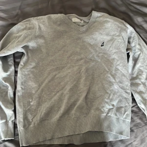 Peak performance kofta grå  - Säljer en skön peak performance kofta som är grå nypriset för den är 1400, den är som ny har andvänt ett fåtal gånger pga att jag har bytt stil!