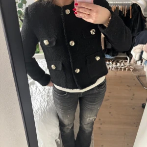 Svarta kavaj i tweed med guldknappar - Superfin kavaj som funkar fint som kofta i tweed med guldiga knappar. 