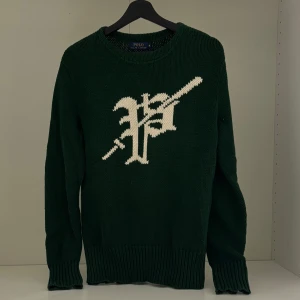Stickad Polo Rhalp Louren tröja - Hej säljer en riktigt snygg stickad Polo Rhalp Louren tröja i en riktigt snygg mörkgrön färg | Skick 10/10 | Nypris 2800 | Strlk M | Hör gärna av dig vid fler funderingar! Modellen är 180 cm och väger 70 kg.