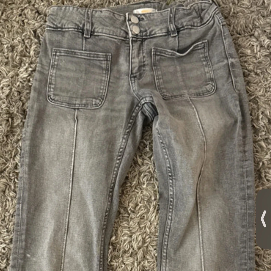 Grå jeansbyxor med fickor - 1