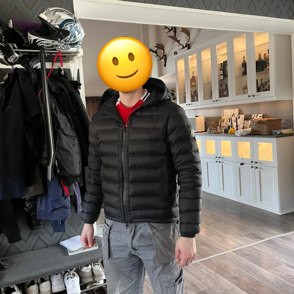 Hej, säljer nu denna moncler jacka som är perfekt till våren då den inte används längre. Den är i bra skick och har använts under vintern, inga fel på jackan. Nfc taggen funkar. Mitt pris är 1099Kr.. Takit.