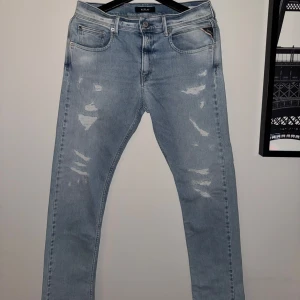 Replay neill - Säljer ett par ljusblå Replay neill med slitningar.  