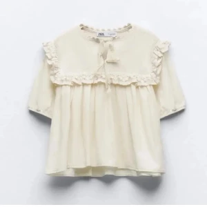 Fin Zara topp - Jättesöt topp från Zara som är stickad upptill och har en fin knytning med snören och fina detaljer. Storlek S men skulle säga att den passar xs-m.