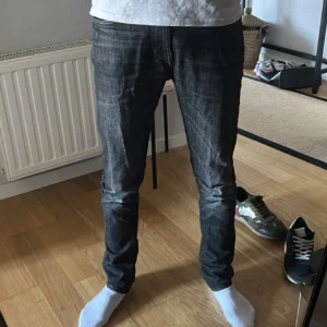 Svarta jeansbyxor från Nudie Jeans - Säljer ett par svarta jeans från Nudie Jeans, kom privat för fler frågor och funderingar 