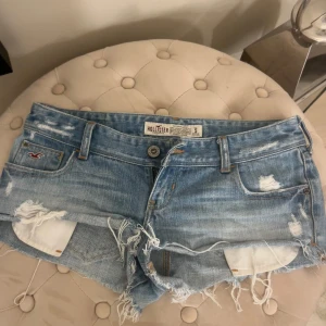 Lågmidjade jeansshorts Hollister  - Superfina jeansshorts från hollister. Storlek 5 vilket motsvarar XS-S. Jag bär vanligtvis 36!🩷klicka på köp nu, postar senast nästa dag🤗