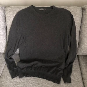 Mörkgrå stickad tröja från Dressmann - En stilren mörkgrå stickad tröja