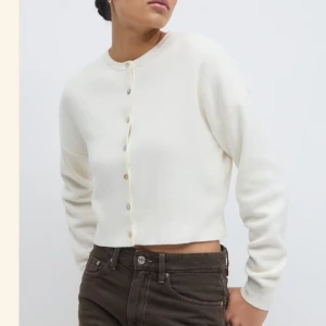 Knitted cardigan - Använd 4 gånger, säljer då jag inte gillar den längre.🥰ordinarie pris 399kr 