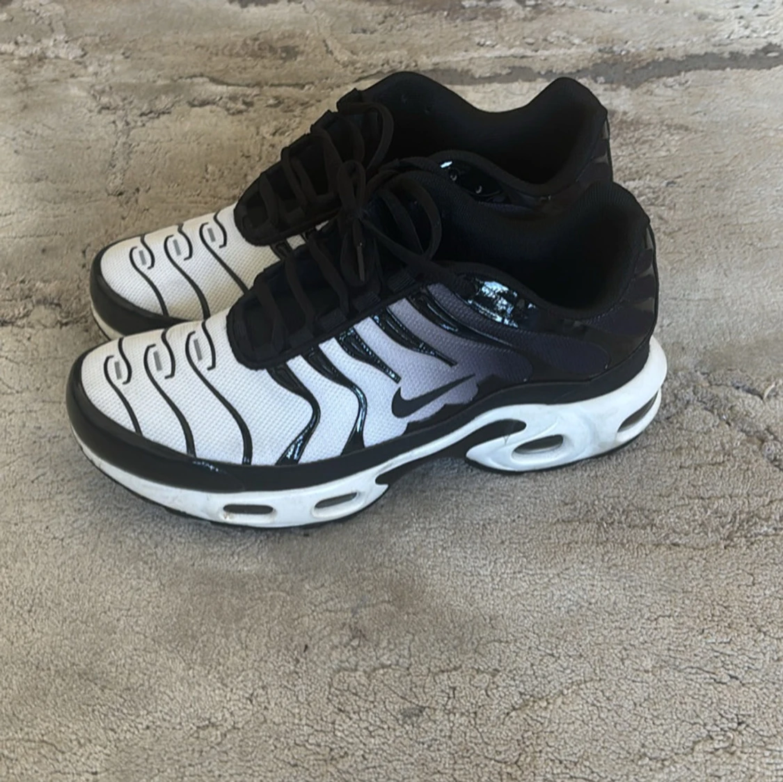 Nike Air Max Plus vita och svarta sneakers