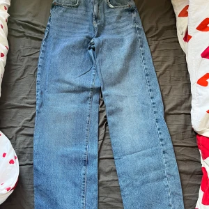 Blå 90s straight jeans - Bikboks 90s straight jeans, är uppsydda som syns på bild 2💞 W24 L32