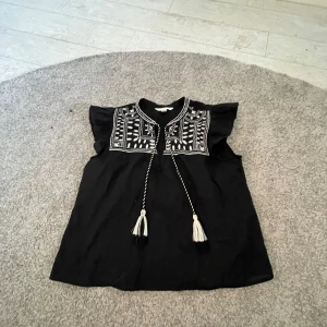 Svart blus 💓 - En jätte fin blus från hm i storlek xs🖤 