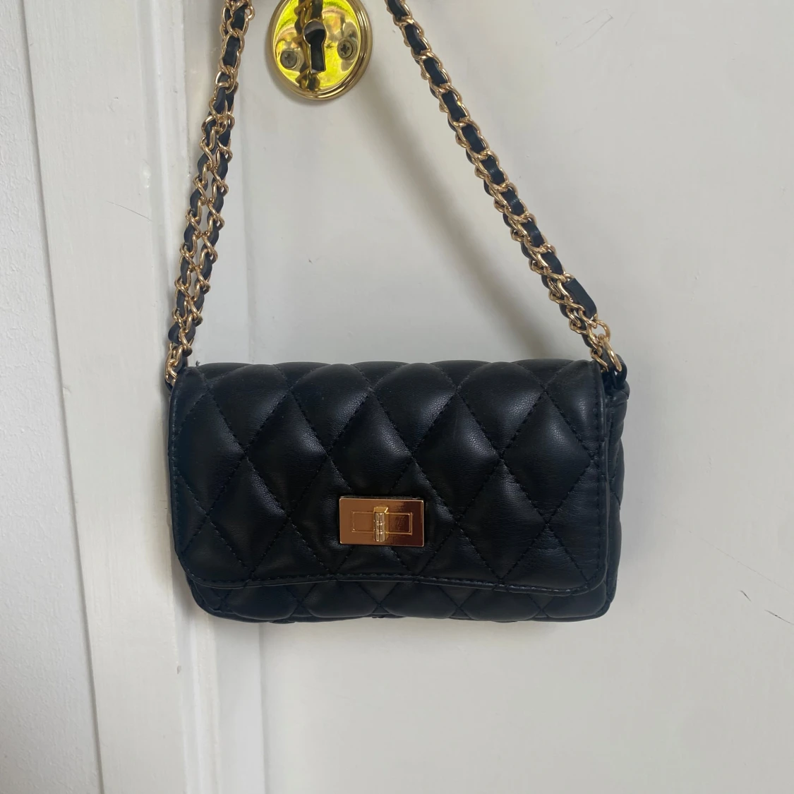 Svart quiltad axelväska med guldkedja