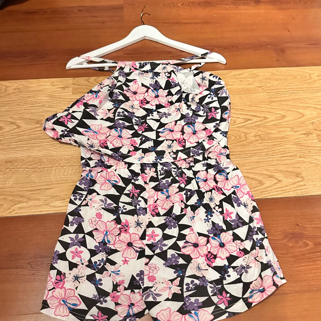 Blommig oneshoulder klänning från bpc - 1