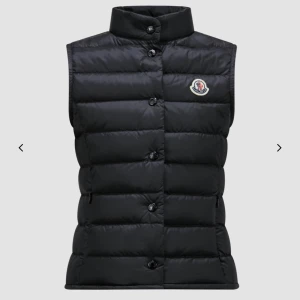 Svart dunväst från Moncler - Snygg svart dunväst från moncler. Passar perfekt till vår och sommar💗💗