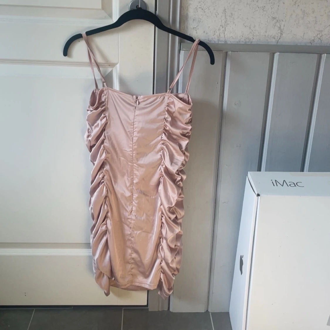 Ljusrosa satin klänning från NAKD x Kristin - 1