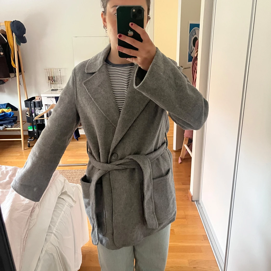 Grå kappa med bälte