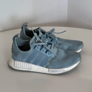 Adidas skor - Träningssneakers från Adidas NMD i storlek 36, använt sparsamt så de är i fint skick!