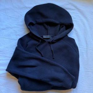 Merinoull hoodie - Säljer nu denna merinoull hoodie. Modell är 181cm lång. Storleken är S och det är i gott skick. Pris kan disuvid snabb köp!