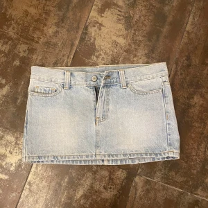 Jeanskjol - Kort jeanskjol med lågmidja i storlek S. Aldrig använd. Köpt på brandy Melville i London