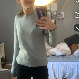 Grå stickad tröja - Grå stickad tröja från Vero Moda. Köpt för 399! Använder inte längre. Storlek S!