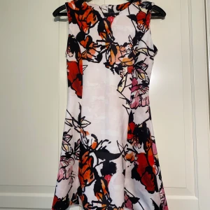Blommig klänning från MNG Collection - Blommig klänning från MNG Collection i strl M