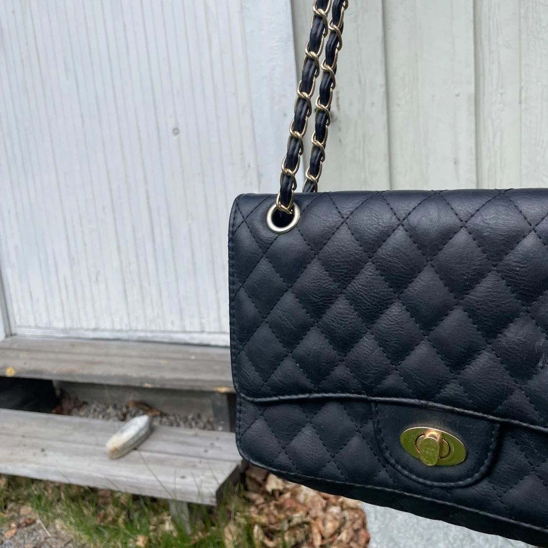 Svart quiltad axelväska med kedjerem - 1