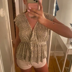 Stradivarius topp - Super söt topp, knappt använd💓 m men passar även mig som bär xs/s