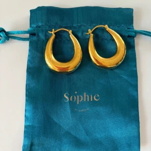 Sophie by Sophie örhängen ”bold hoops” - Ett par guldiga örhängen från Sophie by Sophie -”Bold Hoops” Kommer i tillhörande dustbag.  Mäter ca 3,5 cm.  Mycket fint skick. Knappt använda.