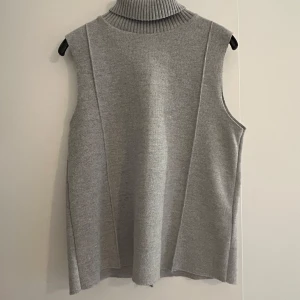 Zara polo topp - Jättefin grå polotopp från Zara! Storlek S men passar även xs o m💞 tröjan har en liten fläck som knappt syns ( se sista bild) 💞därav pris!        JAG säljer den även på vinted ifall man hellre vill köpa där @vendelalinquist