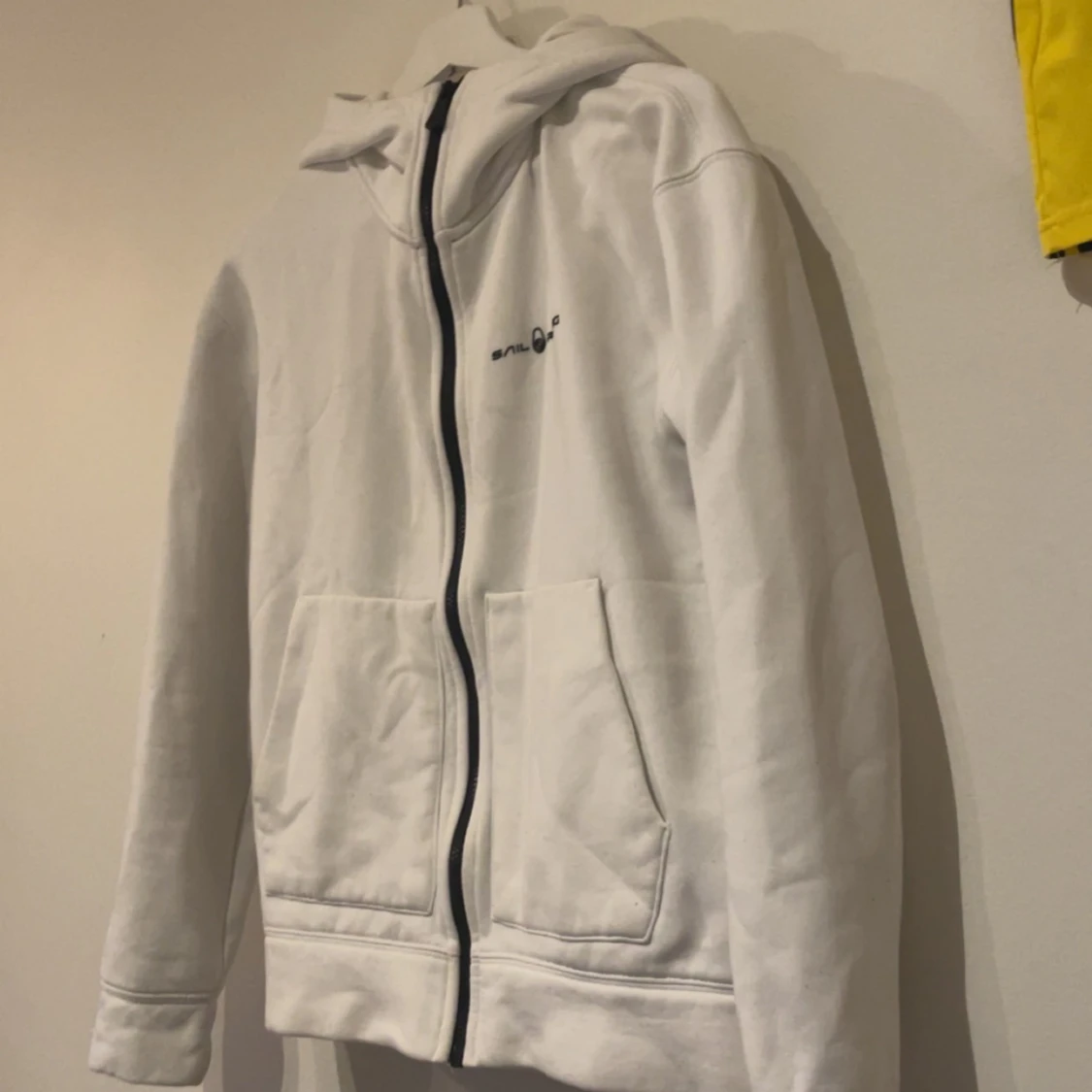 Vit hoodie från Sail Racing - 1