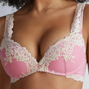 Limited Rosa spets-bh med vita detaljer - Säljer en söt rosa bh med vita spetsdetaljer och vadderade kupor. Bh:n har breda axelband med spets och ger ett romantiskt intryck. Perfekt för dig som gillar feminina underkläder. skriv till mig innan ni trycker på köp nu❤️