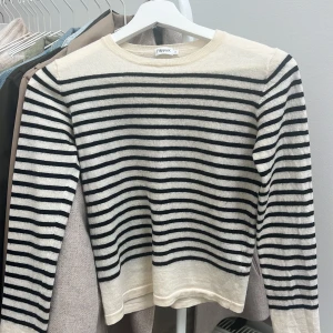 Stickad tröja - Tunn stickad tröja från Filippa K i bra skick