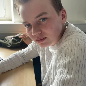 Love Hedgren - Love Hedgren är en ung karl som är en otroligt effektiv arbetare när det gäller försäljning. 💸💸På fritiden så gillar han att kolla på film och äta chips men hittar även på saker som att gymma och gå ut med vänner. 😘😘han får bonuspoäng för sin bubbliga rumpa och hans stilrena hår 🍾🍾