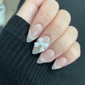 Press-on nails - Naglar med glitter och 3D-rosett, går att beställa i customized storlekar. (Sticky tabs ingår <3)