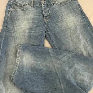 Vintage jeans - jätte fina som jag fick av min faster att växa in i. målade tyvärr på ena bakfickan när jag var liten och jag tror inte någon kommer vilja köpa dom nu. men annars super fina och har inga defekter förutom färgen. vet inte vad det ursprungliga märket är. 