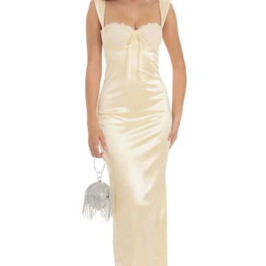 Intressekoll - min balklänning som aldrig är använd. lagt ut på intressekoll eftersom jag har två klänningar just nu.💓köpt från usa 