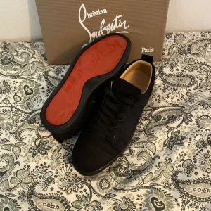  Christian Louboutin - Säljer sprillans nya Loubs, använda ett par gånger men satt för stort på mig. Priset är 1999:- men inte satt i sten vid snabba affärer