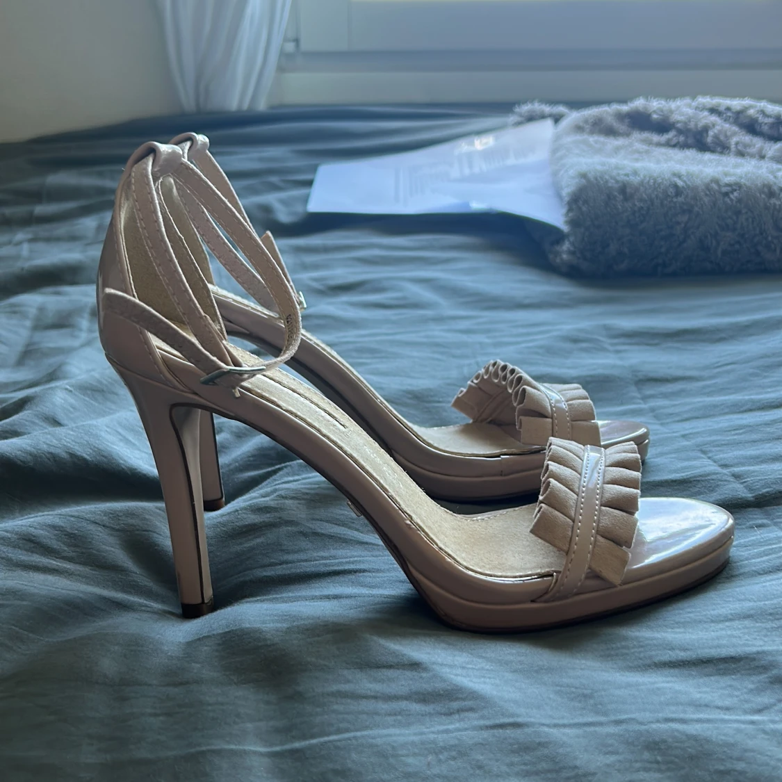 Beige sandaler med volangdetalj och klack - 1