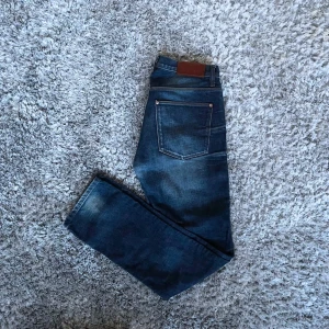 Acne Slim Fit Jeans - Tja, säljer ett par feta jeans från acne. Storlek 30/32 och i bra skick. Skriv till mig vid minsta fundering. Mvh Marius 😁