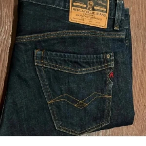 Mörkblå Replay jeansbyxor jimi - Säljer ett par mörkblå jeans från Replay med klassisk femficksdesign och snygga kontrastsömmar. Byxorna har raka ben och normal passform. Perfekta för dig som gillar stilrena jeans med diskreta detaljer. I modellen jimi som är i storlek W32 L34 är prutbar vid snabbaffär skriv om du har några frågor eller funderingar 