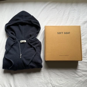 Mörkblå hoodie med dragkedja från Soft Goat - Säljer en mörkblå kashmir (100%) hoodie från Soft Goat med dragkedja. Modell är 181 cm. Storleken är S men passar också XS. Box ingår! Pris kan diskuteras vid snabbt köp.
