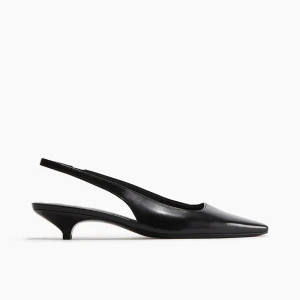 Svarta  pumps med låg klack - Säljer ett par klackar från hm, aldrig använda! Prislappen kvar💕