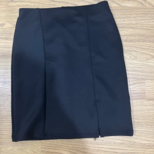 Svart kjol - En svart kjol i stl xs från Gina Tricot som är i väldigt bra skick säljs för 60 kr.