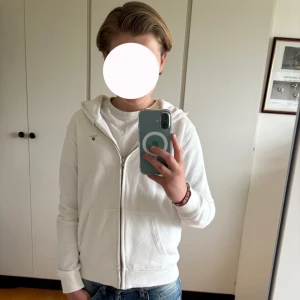 Gant zip hoodie (XS) - säljer nu min sjukt snygga vita gant zip hoodie i storlek 158/164 men jag har vanligen XS och den passar bra på mig. bra skick, hör av dig vid funderingar.